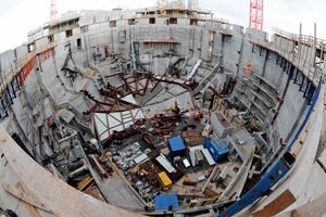  Montage im Krater: Hier entsteht der massive Raum für den später in Trockenbauweise eingebauten Konzertsaal 