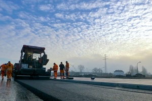  Im Hamburger Hafen wurde auf der Ellerholzhalbinsel auf einer komplexen Kleinbaustelle mehrere Bahnen Asphalt von unterschiedlichster Breite eingebaut. Die Koordination zwischen der Mischanlage und der Baustelle erfolgte über BPO Asphalt. 