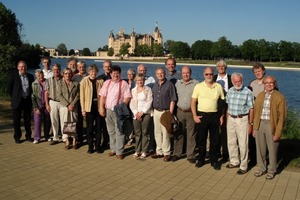  Nach Vortragsreihe und Baustellen-Exkursion stand bei herrlichstem Wetter natürlich auch eine Besichtigung der mecklenburgischen Landeshauptstadt Schwerin inklusive obligatorischem Gruppenfoto auf dem ProgrammFoto: FVST 