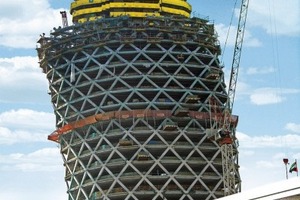  Mit einer Neigung von 18 Grad ist der 160 m hohe Capital Gate Tower in Abu Dhabi das schiefste Gebäude der Welt 