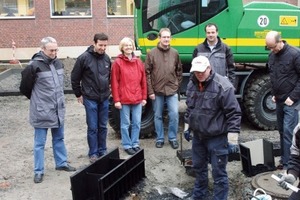  Baubesprechung (hintere Reihe v.re.): Planer Dipl.-Ing. Guido Althoff, Oberbauleiter Dipl.-Ing. Dietmar Folger, Funke-Fachberater Ralf Erpenbeck und – ganz links – Bauleiter Herbert MillersFotos: Funke Kunststoffe GmbH 