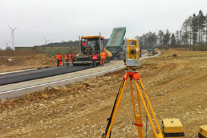  Zum Einbauen des Heißmischgutes wurden herkömmliche Asphaltfertiger verwendet. Für die genaue Positionierung der Maschinen im Gelände sorgte ein kombiniertes LPS/GPS-System von Topcon. 