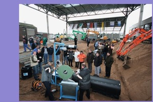  Während einer abschließenden Praxisvorführung in der großflächigen Freihalle des Bau-ABC Rostrup konnte sich das Fachpublikum aus Deutschland, Bulgarien und den Niederlanden den praktischen Umgang mit Großrohren aus Polyethylen präsentieren lassen oder auch selbst ausprobierenFoto: Bau-ABC 