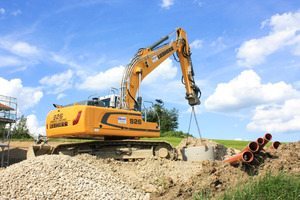  Der Liebherr-Raupenbagger R 926 kann flexibel in zahlreichen unterschiedlichen Bereichen eingesetzt werden, ob bei Erdbewegungsarbeiten oder bei der Rohrverlegung. 