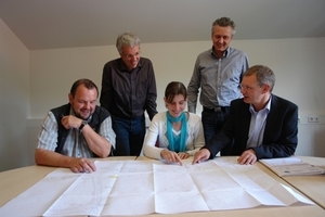  Bild 3: Baubesprechung: (v.l.) Bauleiter Dipl.-Ing. Hans Amrhein, Bauamtsleiter Dipl.-Ing. Björn Schröder von der Gemeinde Habichtswald, Dipl.-Ing. Britta Exner vom Ingenieurbüro Lüpke + Zischkau, Funke Fachberater Dipl.-Ing. Martin Ritting und Dipl.-Ing. Carsten Zischkau vom Ingenieurbüro Lüpke + Zischkau 