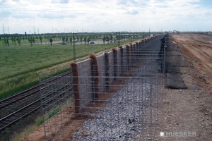  3 Ungefüllte Gabionenreihe mit Geogitterrückverhängung 