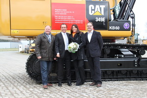  Das Unternehmerpaar Barbara (Zweite von rechts) und Thomas Hagedorn (Zweiter von links) erhalten von Zeppelin Vertriebsdirektor Kay-Achim Ziemann (rechts) und dem leitenden Verkaufsrepräsentanten der Zeppelin Niederlassung Paderborn, Markus Knippschild, (links) das Maschinenpaket.  