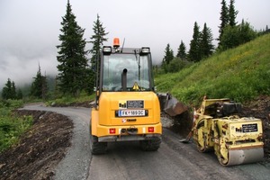  2 Nach dem Abtragen der alten Asphaltdecke wird eine neue aufgebracht und die Bankette neu eingebaut. Dabei leistet der Ahlmann AS 50 auf der engen Bergstraße wertvolle DiensteFotos: Ahlmann 