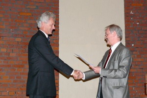  Der Dekan des Fachbereiches Bauingenieurwesen der Universität Kassel, Prof. Dr.-Ing. habil. Michael Schmidt (re.) überreicht Dr.-Ing Roland Schmitt die Ernennungsurkunde zum Honorarprofessor 