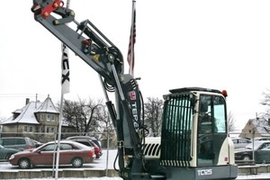  Durch den Verkauf der Baggerproduktion ist der 13 t schwere TC125 nun der größte Terex-Bagger, hier mit schmalem Reißlöffel und Fahrerhausschutz für Tunneleinsätz 