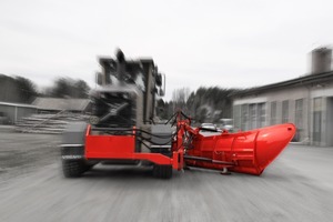  Für straßengängige Grader sind Anbauausrüstungen zum Winterbetrieb erhältlich, hier eine hydraulisch ausklappbare Zusatzschar von engcon für den HeckanbauFoto: engcon 