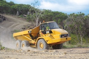  Kleinster knickgelenkter Muldenkipper von Caterpillar ist der 23,6 t ladende 725 mit 22,8 t Leergewicht und einem nicht vorne, sondern hinter dem Fahrerhaus angeordneten KühlerFoto: Zeppelin 