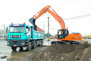  10 Der 21,5 t schwere Doosan DX225LC aus Korea mit neuem, 110 kW leistendem Doosan-Motor DL06 verfügt über eine verbesserte Pumpensteuerung                                                                                                                  Foto: Doosan 