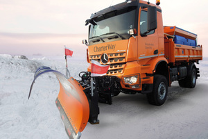  Im CharterWay Mietfuhrpark buchbar: Mercedes-Benz Arocs 2036 AK mit Schneepflug und Aufbau-Streumaschine der Firma Aebi Schmidt. 