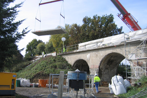  <strong>Nur vier Tage Zeit:</strong>Zügige Fahrbahnsanierung für Eisenbahnbrücke 