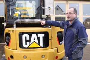  Frank Roller, Werkstattmeister der Otto Morof Tief- und Straßenbau GmbH und der neue Cat Kurzheckbagger 305CCR mit dem Wechselfiltersystem 