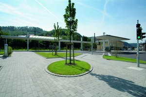  7 Der neue Busbahnhof ist in Grünbereiche eingebunden, die in die Höhenzüge der Schwäbischen Alb überzugehen scheinen 