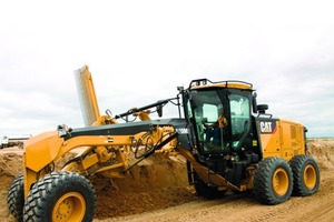  hier: Die neuen Cat-Grader der Baureihe M2 sind perfekt für den Einsatz der Cat Maschinensteuerung AccuGrade und dem Cat Flottenmanagement VisionLink vorbereitetrechts: Die innovative Gradersteuerung für Lenkung und Hydraulik arbeitet mit Joysticks, deren Bedienung intuitiv und damit ganz leicht erlernbar istFotos: Zeppelin 