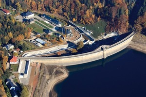  Die gekrümmte Staumauer aus Bruchsteinen der zwischen 1908 und 1914 erbauten Friedrich-August-Talsperre steht unter Denkmalschutz. Fast 100 Jahre war die Talsperre ununterbrochen in Betrieb und wird nun von Grund auf bis 2012 saniertQuelle: © Luftbild LTV 