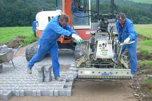  Weil die Randlinienführung der Steinlagen optimal für eine maschinelle Verlegung ausgelegt ist, kann bei der Verlegung weitgehend auf Handarbeit verzichtet werden 