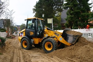  8 Beim 5,3-t-Radlader 409 von JCB mit Z-Kinematik sind Schaufelrückstellung und Parallelhub serienmäßig in die Hubgerüstgeometrie integriertFoto: JCB 