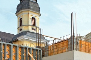  In Köln entsteht direkt neben der barocken Ursulinenkirche auf einer beengten Innenstadtbaustelle ein neues Schulgebäude 