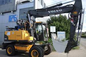  Volvo CE ist stark in Forschung und Entwicklung engagiert. Das Unternehmen stellte der RWTH für STEAM einen 18-t-Mobilbagger zur Verfügung und unterstützt und betreut die Forschungsarbeiten.  