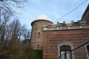  v.l.n.r.:Die Universitätssternwarte ist das größte baulich geschlossene Sternwartengebäude der Welt.Die Verarbeiter der Schmitzer Dach &amp; Bau GmbH haben das Dach mit Systemlösungen von Triflex saniert.Die astronomischen Geräte waren durch Wasser gefährdet, das durch Roststellen eindringen konnte.Triflex ProDetail haftet auch auf schrägen Flächen und sorgt für eine dauerhafte Abdichtung der Blechverbindungen. 