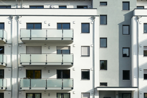  Dank der großzügigen Balkone sind auch ältere Bewohner der beiden Mehrfamilienhäuser mit nur einem Schritt mitten im Leben. Zudem ermöglichen bodentiefe Duschen sowie zentral gelegene Lifte die Nutzung der Immobilie durch alle Lebensphasen hindurch.  