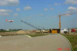  Bauarbeiten trotz Flugverkehr. Dank der einfachen Verlegung von Hobas Rohren wird diese Herausforderung zügig gemeistertFoto: Hobas 