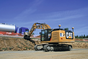  Ein Cat 329E mit einer dualen GPS-Steuerung von Trimble bei Böschungsarbeiten an der A9. Die Böschung wird exakt mit 80 Grad Neigung bei einer Toleranz von nur plus/minus 3 Zentimetern hergestellt. 