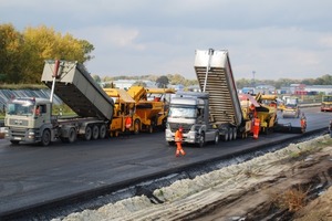  2 Auf Tempo kam es an. Auf der A 1 „Hansalinie“ arbeiteten gleichzeitig drei Straßenfertiger des norddeutschen Herstellers Dynapac 