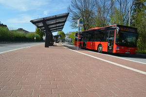  rechts: Der Zentrale Omnibusbahnhof und große Teile der Gehwege wurden mit einem wassergestrahlten Rechteckpflaster in Granit rot im Format 16 x 16 und 16 x 24 cm befestigt.  