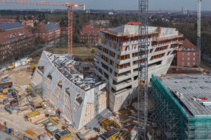  Studierendenzentrum (links), Forschungszentrum (Mitte) und Auditorium (rechts) definieren das außergewöhnliche Zentralgebäude der Leuphana Universität der Hansestadt Lüneburg. 