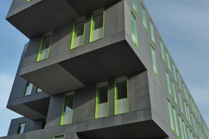  Die Kuben bilden in Verbindung mit grellgrünen Fensterahmen einen ganz besonderen Blickfang 