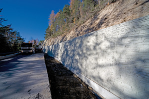  Noch ist es eine Betonwand, wenn diese etwas „Patina“ angesetzt hat, erkennt nur noch der Fachmann, dass es sich um eine Stützmauer aus Beton und nicht um eine gemauerte Stützmauer handelt 