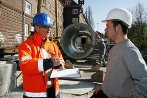  Ein vom Güteausschuss der Gütegemeinschaft Kanalbau beauftragter Prüfingenieur (li.) bei einer Besprechung vor Ort auf der Baustelle 