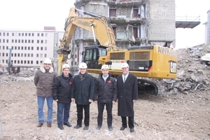  Chef-Visite: Auf Baustellenbesuch (von links): Zeppelin Verkaufsleiter Stefan Kirschbaum, die Brüder und AWR-Geschäftsführer Nazmi, Ilmi und Gani Viqa sowie Zeppelin Vertriebsdirektor Rainer Odendahl 