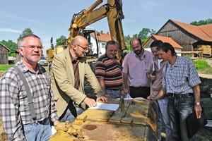  3 Baubesprechung vor Ort: Michael Baumer, Erster Bürgermeister Maximilian Beer, Erich Frisch, Jürgen Steinbauer, Wolfgang Lausser und Horst Derra (v.li.n.re.)Fotos: Funke Kunststoffe GmbH 