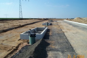  Grundwasserneubildung durch Versickerung des Straßenabflusses über die belebte Bodenzone. Innodrain, ein Tiefbeet aus Betonfertigteilen, mit darunter angelegter Rigole. Die anschließbare Fläche entspricht herkömmlichen EntwässerungsabschnittenFotos: Mall 