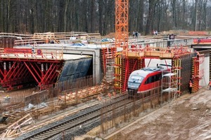 Die Grünbrücke Großmutterwiese umfasst zwei Stahlbetonröhren: Ein schmaler Tunnel überspannt ein Bahngleis, die parallele Röhre erforderte aufgrund der Straßenführung eine Breite von 16,50 mFotos: Peri GmbH 