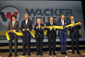  Feierliche Eröffnung des neuen Kompaktmaschinenwerks von Wacker Neuson in Hörsching (v. l.): Gert Reichetseder, Hans Neunteufel, Landeshauptmann Dr. Josef Pühringer, Cem Peksaglam, Martin Lehner und Johannes Mahringer 