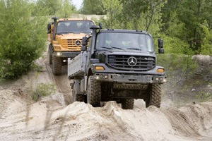  Ob auf lockerem Grund, bei der Baustellenversorgung oder im schweren Gelände: Der Mercedes-Benz Zetros ist dank seiner Geländegängigkeit ein Bau-Lkw für schwerste Aufgaben 