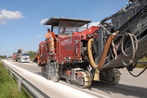  Wirtschaftlicher Rückbau von Beton: Der Fräsdienstleister Kutter baute 7,2 km Betonfahrbahn auf der A5 inklusive Dübeln und Ankern mit speziell modifizierten und vortrefflich motorisierten Großfräsen zurück 