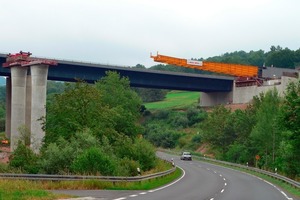  Stück für Stück wird die Stahlkonstruktion für die Fahrbahn Richtung Fulda zum ersten Pfeiler vorgeschoben. 