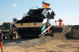  2 Jede einzelne Maschine des InLine Pave Einbauzuges konnte ohne Umbauten über eine Böschung die Straße verlassen und direkt nach der Brücke die Einbauarbeiten fortsetzen 