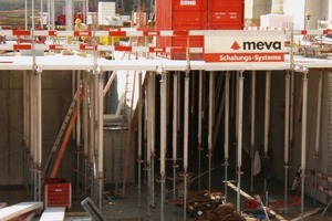  Die Wandschalung MevaDec beim Aufbau. Die Lage und Anzahl der Stützen ist vorgegeben, das vermeidet AufbaufehlerDiese Teilaufnahme gibt eine Idee davon, wie groß die gesamte Baustelle ist. Rechts vorne die Wandschalung Mammut 350 im Einsatz 