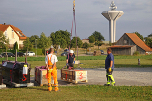  Da die Baustelle von LKWs schwer erreichbar war, besorgte ein Hubschrauber den Materialtransport über den Luftweg 