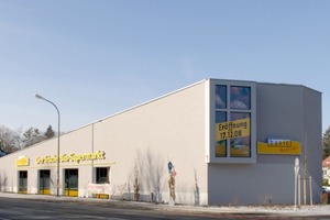  Der gestreckte Baukörper erinnert auf den ersten Blick nicht an einen Supermarkt 