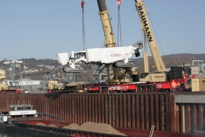  Verladen des Surface Miners vom LKW auf den Frachter in Andernach/RheinFoto: Wirtgen Group 